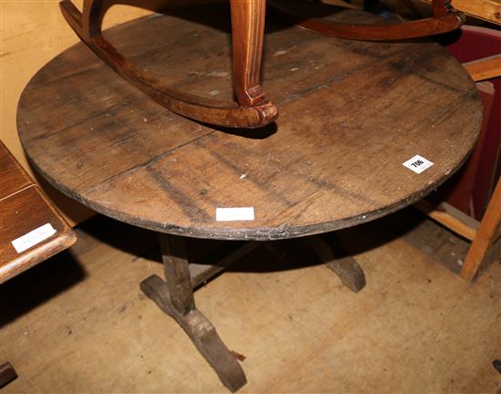 Circular folding oak table(-)